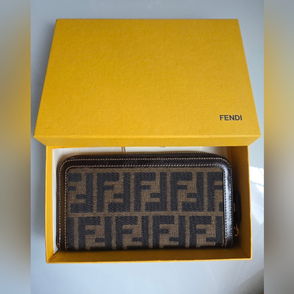 FENDI Wallet With Box and Dustbag!